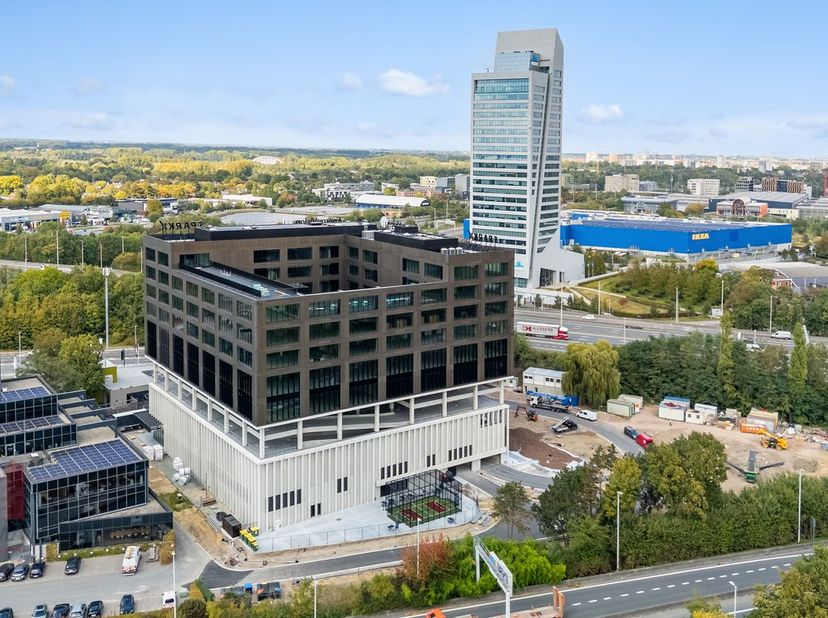 Des bureaux neufs d'une superficie de 700 m² sont à louer le long de la très animée Kortrijksesteenweg et avec une magnifique visibilité sur celle-ci,