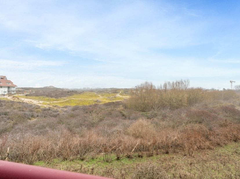 e koop: Appartement in Koksijde, gelegen aan de Dorlodotlaan op een toplocatie met zicht op de duinen.Dit appartement biedt een unieke combinatie van
