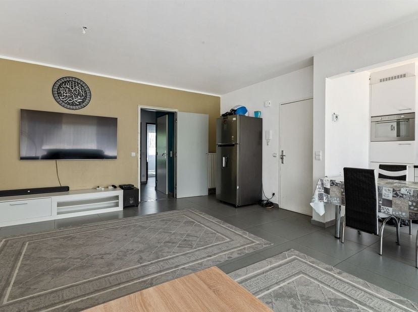 Ligging: Gelegen in de Statiestraat 24, biedt dit appartement comfort, ruimte en een uitstekende bereikbaarheid. Goede bereikbaarheid van diverse supe