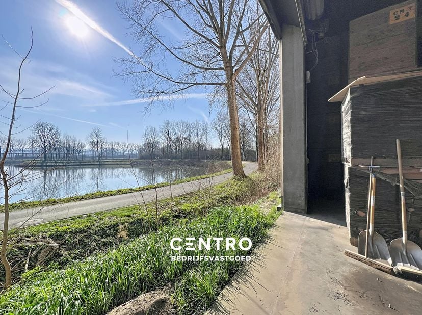 Benaderende bruto-AFMETINGEN:&amp;nbsp;<br />
Magazijn: 830m²&amp;nbsp; (30 x 27,67m).<br />
Ruim verhard gemeenschappelijk parkeerterrein met slagboom.<br />