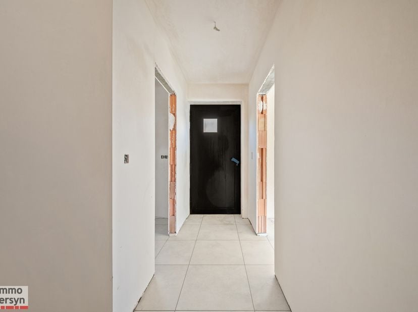 Gelegen in de rustige Vossekotstraat vinden we deze gloednieuwe halfopen bebouwing terug. De woning combineert een tijdloze architectuur van rode geve