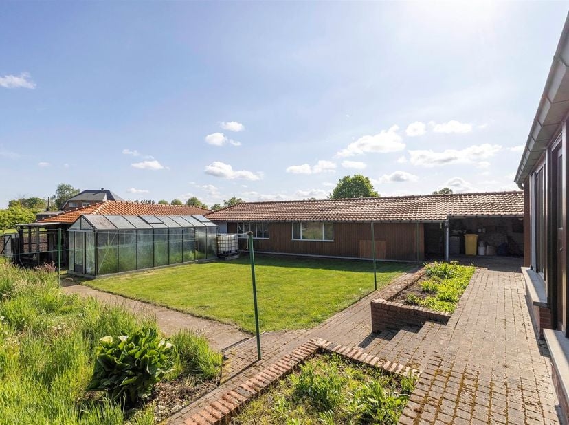 Te moderniseren open bebouwing in landelijke omgeving te Geel.<br />
<br />
- Enkel onderhouds- en instandhoudingswerken zijn toegelaten.<br />
- E