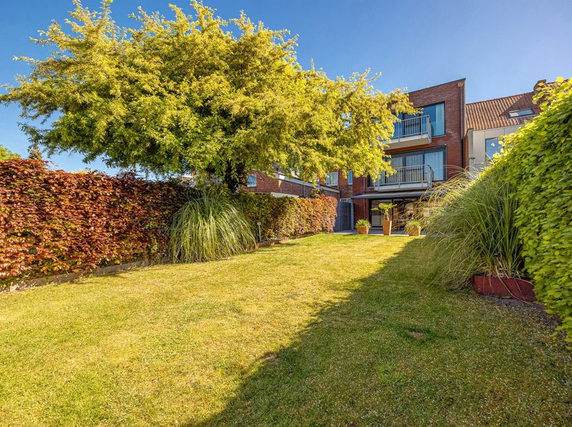 Recent gelijkvloers appartement met staanplaats en tuin<br />
Ontdek dit charmante en instapklare gelijkvloers appartement met één slaapkamer, wat het