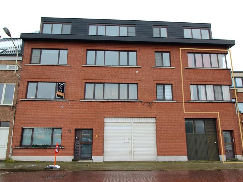 Ruim duplex-appartement met één slaapkamer en een bewoonbare oppervlakte van 70 m², gelegen op een zeer centrale locatie aan het station van Lier. Het