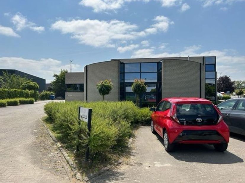 Investeringspand te koop, strategisch gelegen nabij het op- en afrittencomplex Leuven/Haasrode. Gevestigd in een modern kantoorgebouw met verzorgde tu
