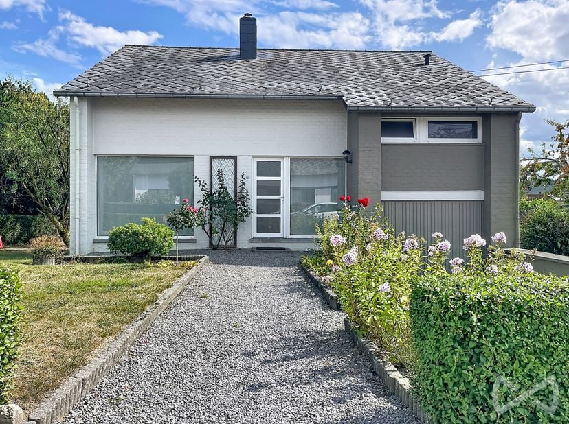 We Invest Ciney Haute-Meuse biedt u dit gezellige huis met 3 slaapkamers te huur aan, in uitstekende staat, gelegen in een rustige woonwijk in Haversi