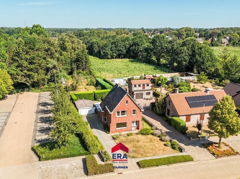 Bent u op zoek naar een woning die u volledig naar uw eigen smaak kunt renoveren? Dan biedt deze woning een unieke kans. Dankzij het ruime perceel van