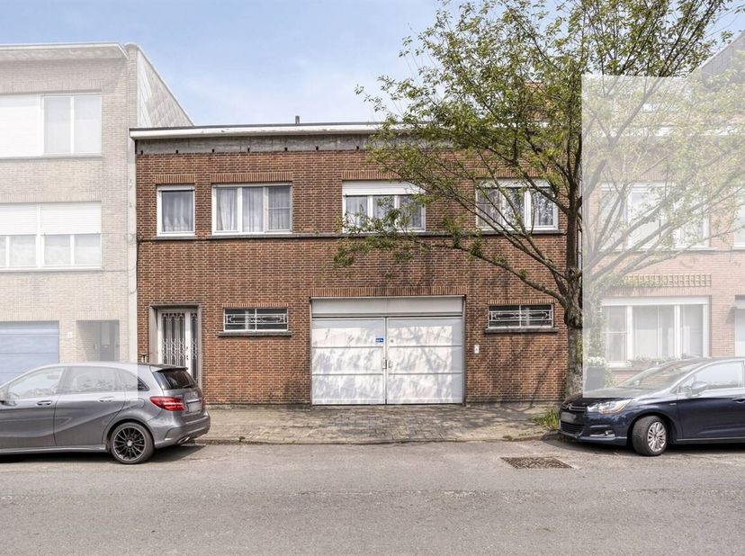 Garagecomplex met appartement te koop in Wilrijk!<br />
Ligging:<br />
Dit veelzijdige pand is gelegen in een rustige, maar centrale buurt in Wilrijk,