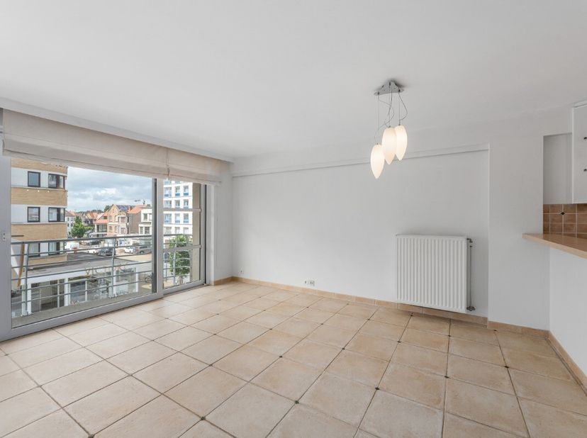 Appartement non meublé à louer à lannée au centre de Coxyde Spacieux et confortable, cet appartement est idéalement situé au cur de Coxyde, à quelques