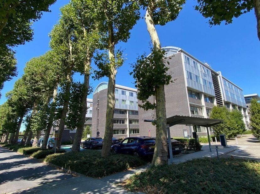 1772m² grondig gerenoveerde kantoren op 3e en 4e verdieping in blok F (opsplitsbaar vanaf 195m²)<br />
Ligging: vlakbij afrit E40 en R4 met vlotte ver