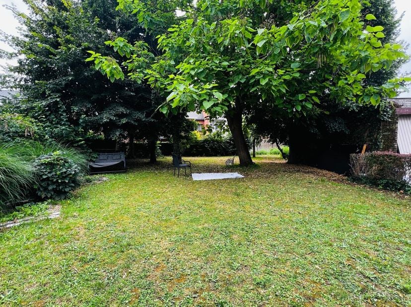 Bent u op zoek naar een ruime gezinswoning met veel wooncomfort en een aangename buitenruimte? Dan is deze woning in Hamme zeker een bezoek waard.<br