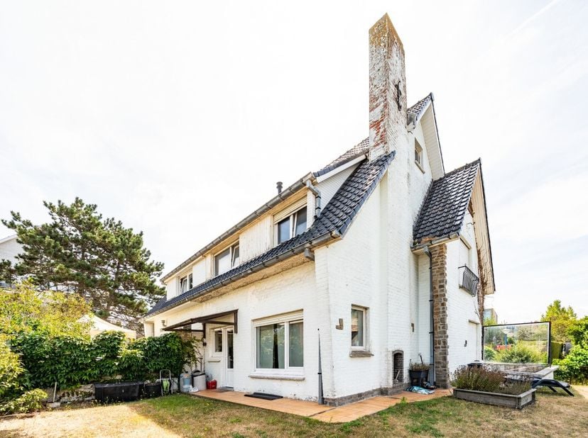 Charmante halfopen woning in Koksijde, op slechts 150 meter van het strand. Deze woning uit 1964 bevindt zich in een rustige villawijk met vrij zicht