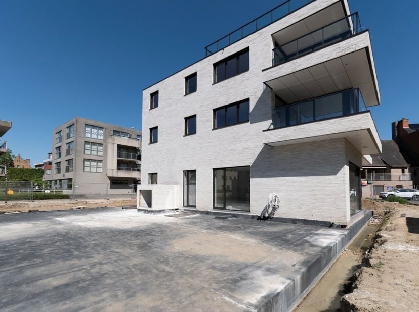 ESTHETISCH, TRENDY en ENERGIEZUINIG WOONCOMFORT: Exclusief NIEUWBOUW hoekappartement (105m²) met 2 slaapkamers en een PRACHTIG ZONNETERRAS (56m²), gel