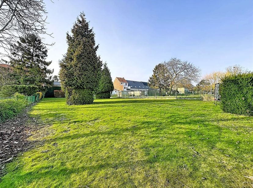 Terrain constructible de 1 180 m² situé à Mouscron, offrant de nombreuses possibilités de développement.<br />
Avec une largeur de 19 mètres et une p