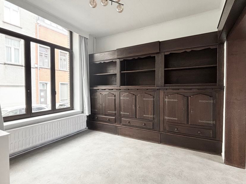 Charmante en ruime woning in Etterbeek, ideaal gelegen op wandelafstand van Place Jourdan en de europese wijk in een rustige en aangename straat. Deze