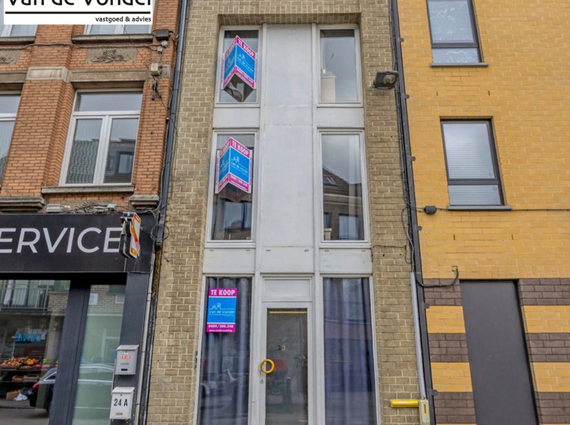 Bent u op zoek naar een instapklare woning in het centrum van Aalst, eventueel gecombineerd met een eigen zaak? Dan is dit pand absoluut het ontdekken