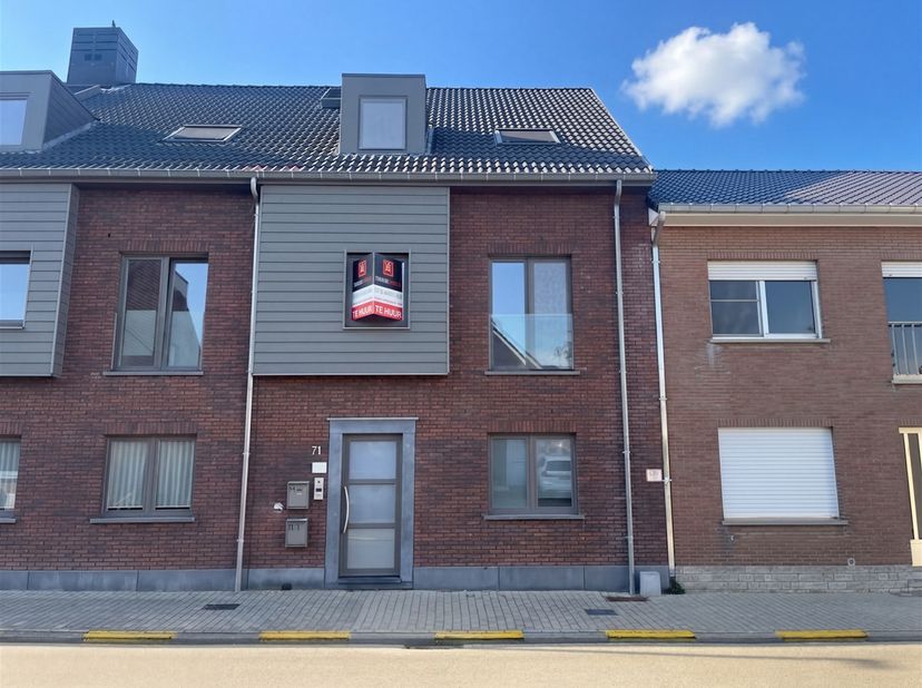 Dit recente (bouwjaar 2016) duplexappartement met een ruim terras van 20 m² bevindt zich in een kleinschalige en verzorgde residentie, gelegen in een