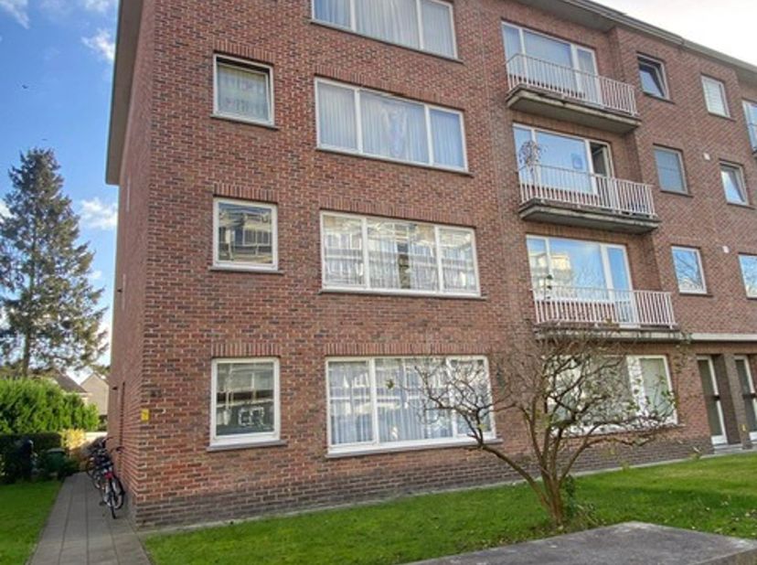 Dit lichtrijk appartement is gelegen op het 3de verdiep van een kleinschalig gebouw nabij winkels en park Vordenstein.<br />
Het appartement beschikt