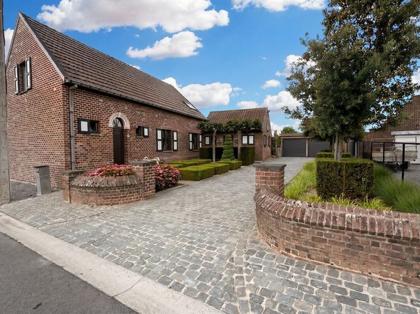 Maison prête à emménager avec 3 chambres, jardin magnifique, 2 garages et de nombreuses possibilités à Lierde. <br />
Vous cherchez une maison prête à