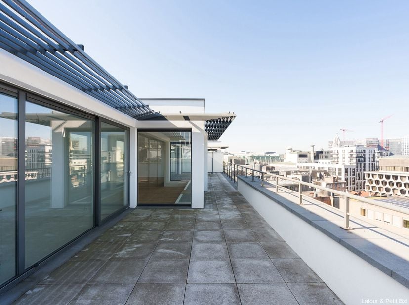 BRUSSEL, wijk Sint-Goedele. In het hart van Brussel, prestigieus Penthouse/Loft appartement (3slpk/2bdk) van ±250m² omgeven door terrassen, met een ad