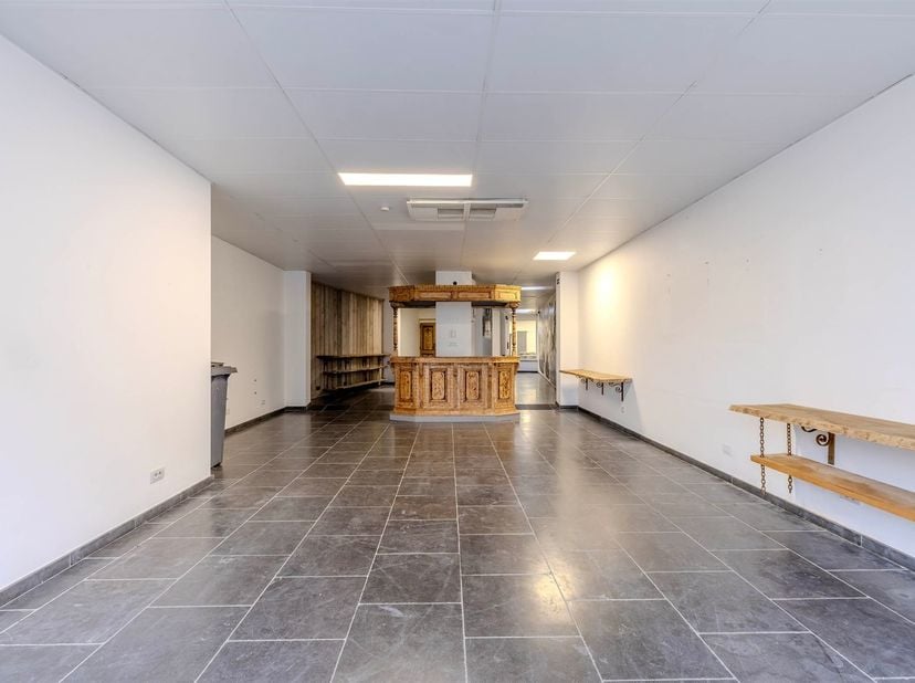 Rez-de-chaussée commercial (161m²) avec sous-sol dans le centre d'Herentals<br />
<br />
Ce rez-de-chaussée commercial spacieux et prêt à l'emploi (