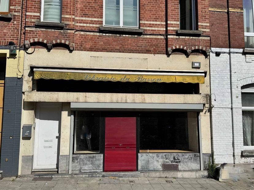 Rez-de-chaussée commercial idéalement situé à proximité du centre-ville de Charleroi et du coeur de Marcinelle, emplacement stratégique, proche d'une