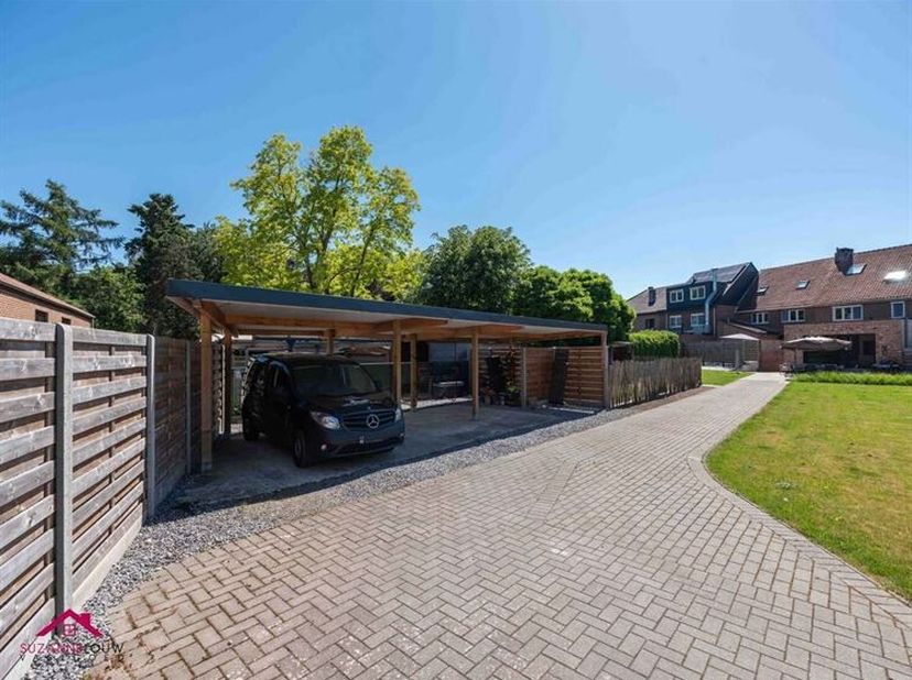 Op te frissen woning in gesloten bebouwing, volledig onderkelderd met inpandige garage, in het centrum<br />
Troeven<br />
- Veel lichtinval<br />
- V