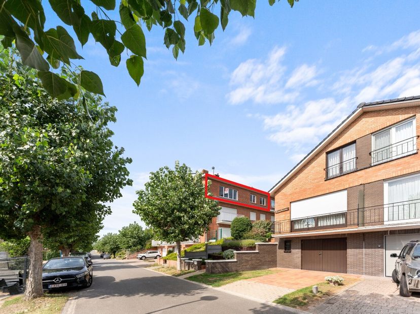 Oostuinkerke: te renoveren appartement in een rustige villawijk.Dit te renoveren appartement is gelegen in een rustige en groene villawijk. Het biedt
