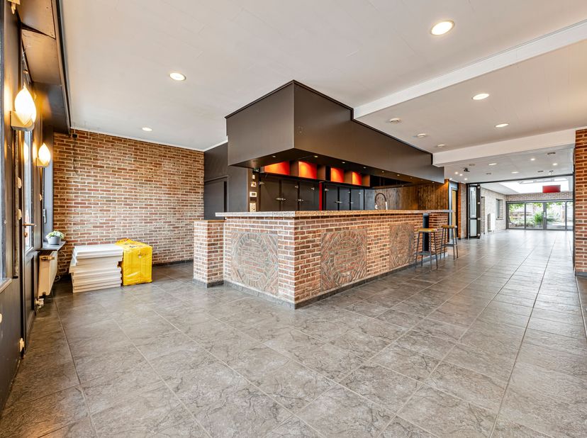 Karaktervol handelspand met horeca- en evenementenmogelijkheden in Menen! â<br />
Bent u op zoek naar de ideale locatie voor een café, bistro, feestza