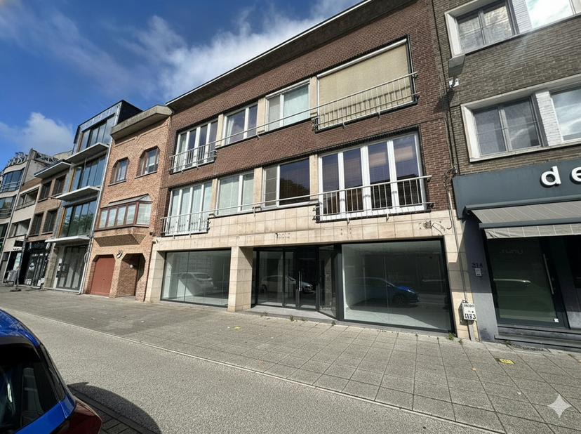 Aan de Bredabaan 312 bevindt zich een ruime en goed gelegen commerciële handelsruimte met een totale oppervlakte van circa 160 m², die onmiddellijk be