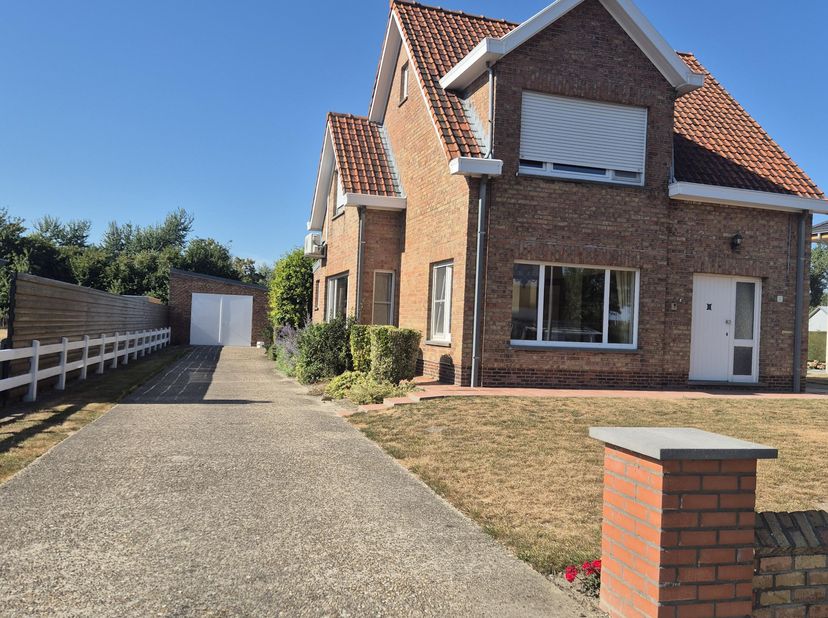 te huur lissewege huis   1750 €<br />
tuin word gedaan door de eigenaar <br />