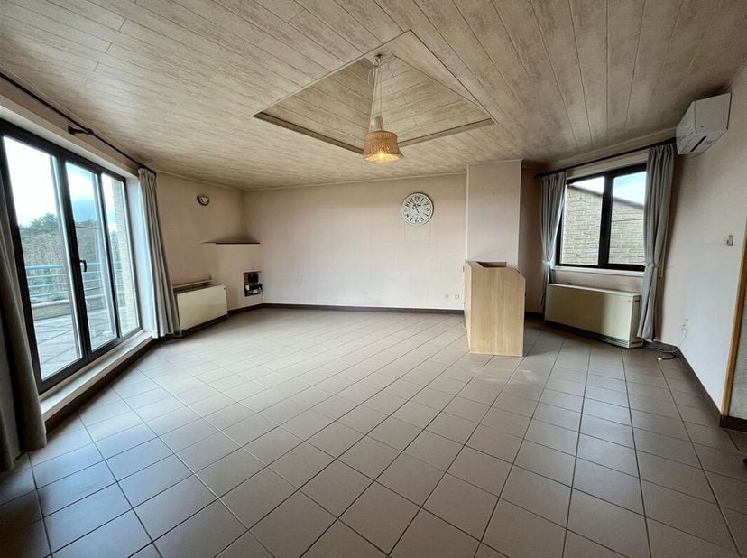 Uitstekend gelegen dakappartement met groot terras.<br />
Dit 2-slaapkamerappartement van 104 m² is gelegen op de 4e verdieping, aan de rand van Genk