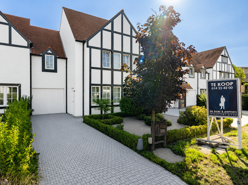 Charmante "cottage style" woning met o.a: 4 slaapkamers, 2 badkamers, garage en gezellige tuin.<br />
De in 2002 gebouwde woning is met zijn 240m² bew