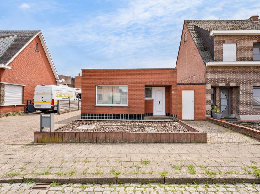 In de Doelstraat 9 te Berlaar vindt u deze woning met tal van mogelijkheden voor wie op zoek is naar ruimte en potentieel. De eigendom omvat een te re