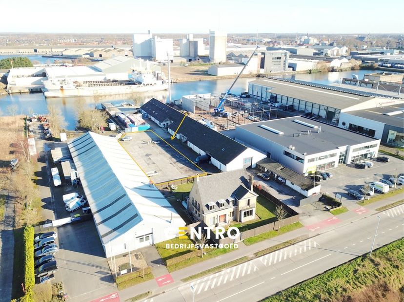 Benaderende OPPERVLAKTE:<br />
20m x 50m of 1.000m²<br />
<br />
BESTEMMING:&amp;nbsp;&amp;nbsp;buitenopslag van allerhande materiaal, goederen, vrachtwagens,