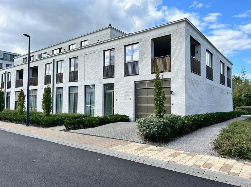 Prachtig en energiezuinig appartement met 2 slaapkamers, terras, autostaanplaats en kelderberging in Lier!<br />
Ligging<br />
Dit prachtige apparteme