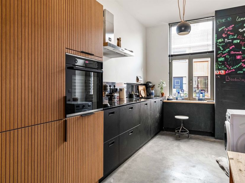 Openhuizendag op zaterdag 13 juni van 11u00 - 12u00<br />
Ligging:<br />
Deze woning is gelegen in een rustige straat op wandelafstand van de Hobokens