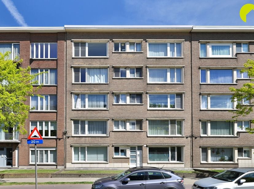 We vinden dit ruime en verzorgde 2-slaapkamer appartement op de 4de verdieping van een goed onderhouden gebouw met lift.<br />
Winkels (Carrefour), s