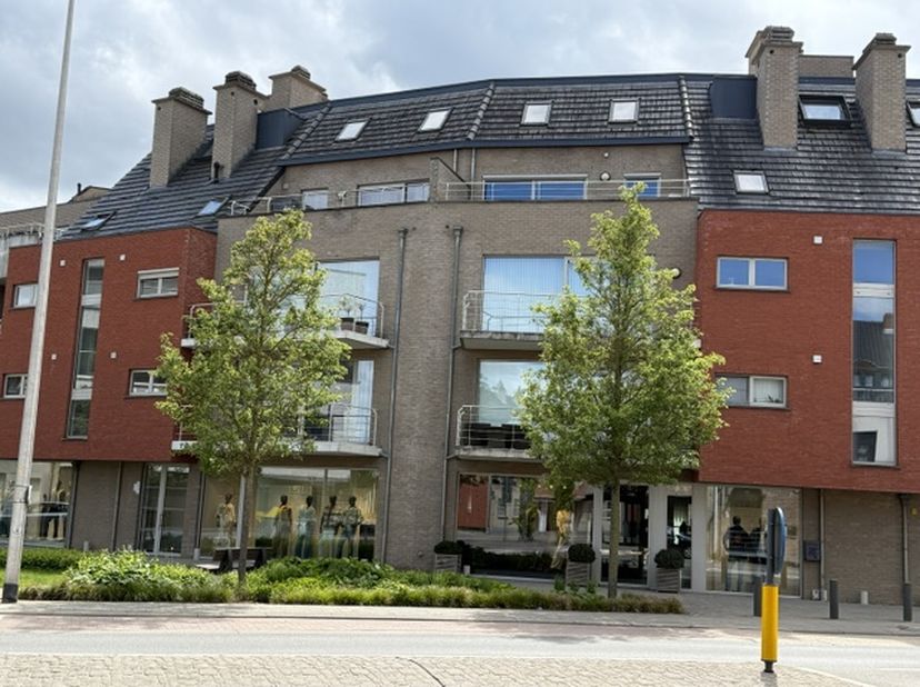 Appartement gelegen centrum Tessenderlo, op de hoek van Neerstraat en Geelsebaan; met gesloten garage en berging.<br />
Gelegen op 3 de verdieping; me
