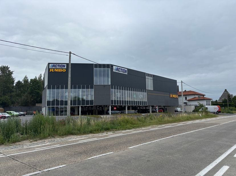 In het recent ontwikkelde winkelcomplex in Tienen, waar onder andere Jumbo en Action gevestigd zijn, bieden wij een casco handelspand (950 m² bruto) t