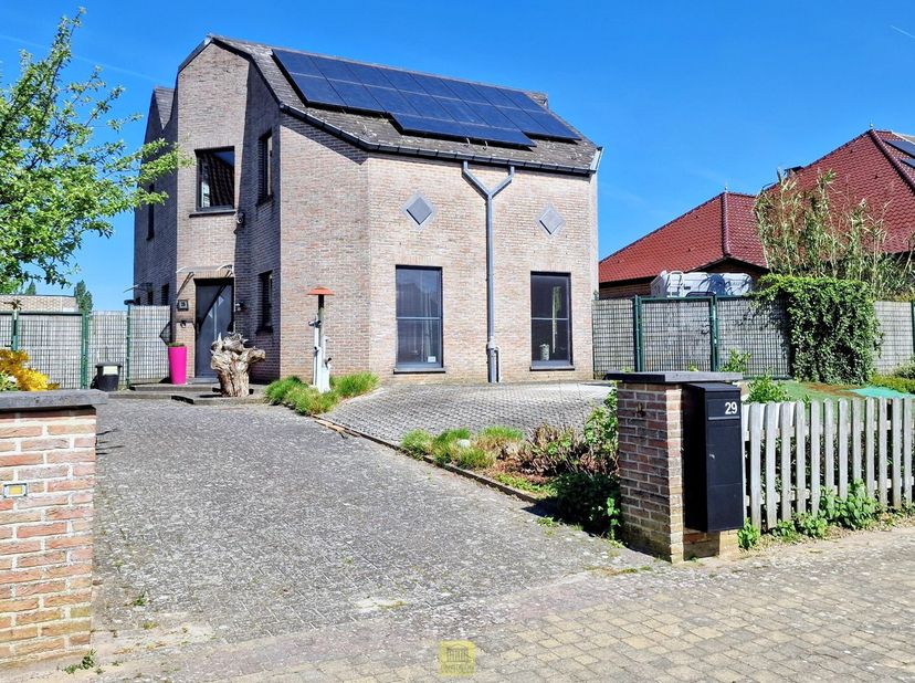 Op zoek naar ruimte, comfort én energiezuinig wonen? Deze prachtige open bebouwing in Aalst-Nieuwerkerken heeft het allemaal. Gelegen op een mooi perc