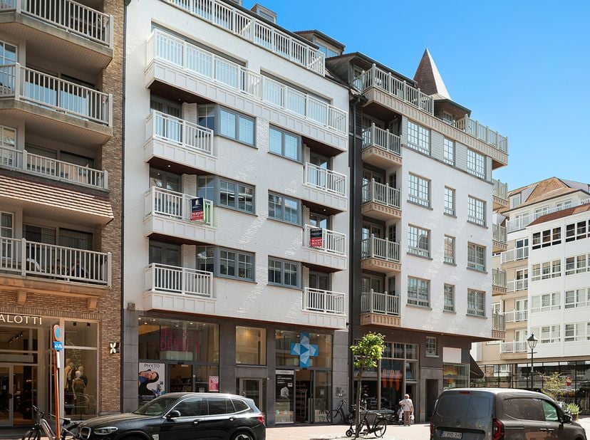 Uitzonderlijk ruim en hedendaags appartement van 163 m² op toplocatie in het hart van Knokke, op wandelafstand van het strand en de winkels, gelegen i