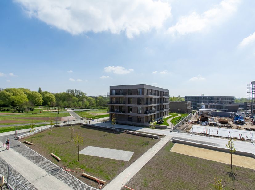 De groene bijna energieneutrale woonsite maakt deel uit van een park met beschermd natuurgebied en ligt op 500 meter van het commerciële centrum van W