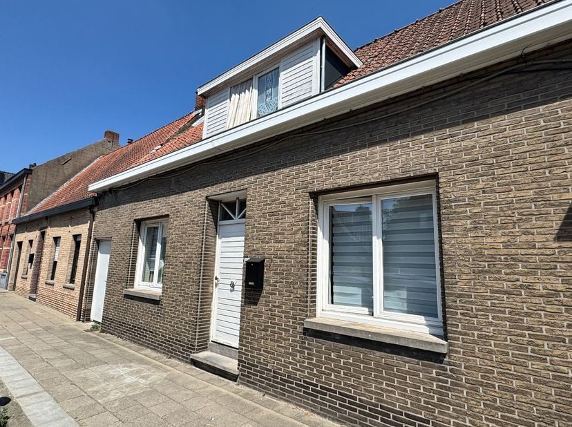 In de Markegemstraat bevindt zich deze deels gerenoveerde gesloten bebouwing met tuin.<br />
<br />
Via de inkomhal komt u binnen in de woning. Aan de