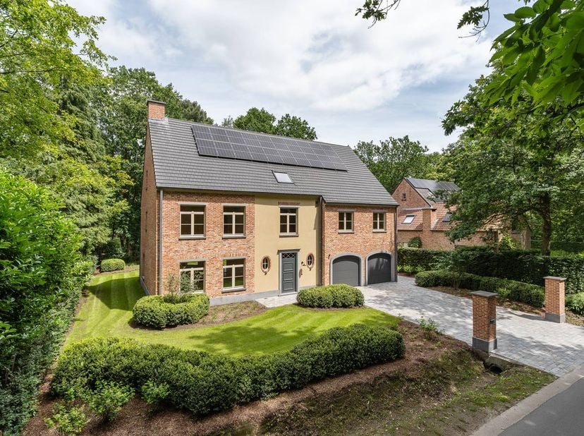 De villa &amp; ligging<br />
Deze standingvolle villa in Kalmthout, pal aan de Kalmthoutse Heide, combineert minimalistische architectuur met modern woonc