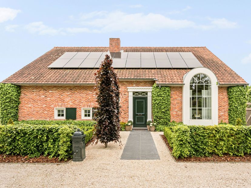 Deze vrijstaande villa is gelegen op een toplocatie aan een doodlopende straat in Heppen, Leopoldsburg op een prachtig perceel van 7are 94ca.<br />
<b