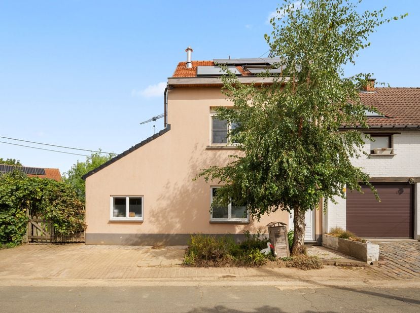 Située dans une rue calme sans issue, à quelques pas de Leuven, cette maison récemment rénovée bénéficie d’un magnifique jardin.<br />
<br />
La maiso