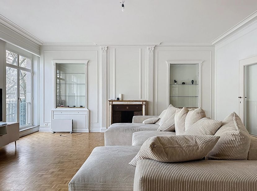 Gelegen in het hart van de Louisewijk, dit elegante gemeubileerde appartement van 185 m² (volgens PEB) bestaat uit een lichte woonkamer, 2 slaapkamers