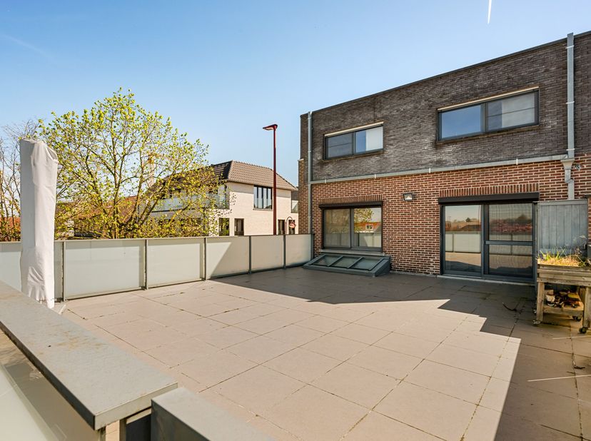 Op een uitstekende hoeklocatie in het hart van Nevele bevindt zich dit veelzijdige en karaktervolle pand dat wonen en werken naadloos combineert. Dank