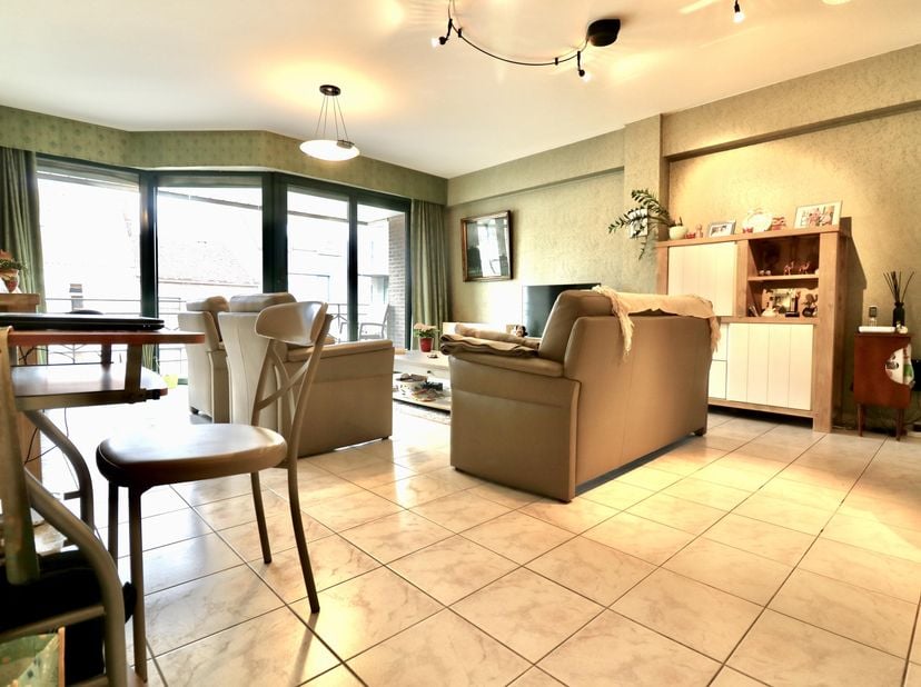 Ontdek dit ruime en centraal gelegen appartement met de perfecte locatie in het bruisende Eeklo, waar alles binnen handbereik ligt. Geniet van het ade